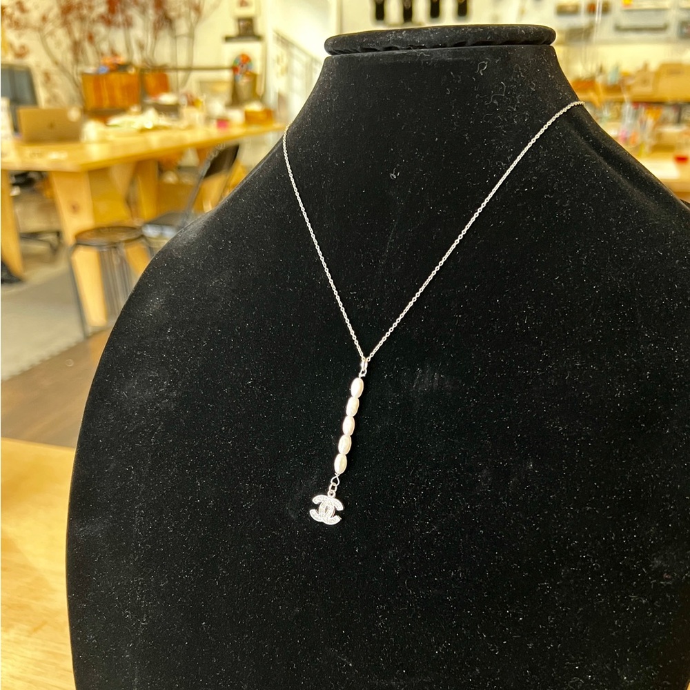 Minimalist Silver and Pearl Pendant Necklace